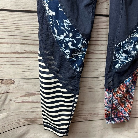 Athleta 7/8 Salutation Mesh Leggings size small - Picture 4 of 7